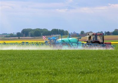 Le COVID ne justifie pas d’épandre des pesticides au ras des habitations : 9 ONG saisissent la justice en urgence pour stopper les dérogations aux distances d’épandage